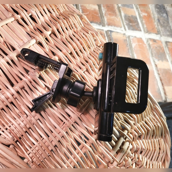 Kensington Universal Air Vent Car Mount for iPhone or Android Phones - Picture 3 of 6